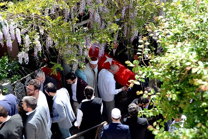 Kadir Mısıroğlu'nun Tabutuna Türk Bayrağı Örtülmesi Tepkilerin Odağında