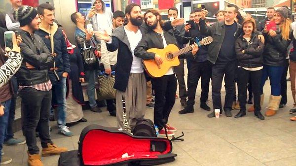 Koray Avcı üne kavuşmadan önce de Ankara'da bazı mekânlarda sahne alıyor ve sokaklarda şarkılar söylüyordu.