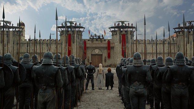 Peki Daenerys'in 30 kişi kalan ordusu ve ejderhasıyla Cersei'ye gitmesine ve Tyrion'un hala uzlaşmaya çalışmasına ne demeli?