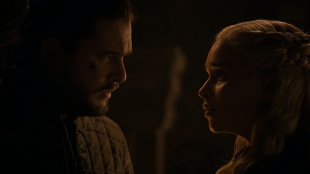 Taht için Jon gibi güçlü bir adayın olması Daenerys'i darmadağın etti hatta Jon'a yalvardı bile. Ama korkarız ki bu çabalar boşuna...
