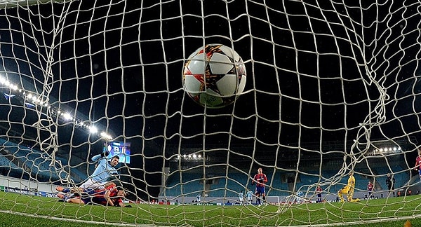 6. Сколько игроков, не считая вратарей, принимает участие в футбольном матче?