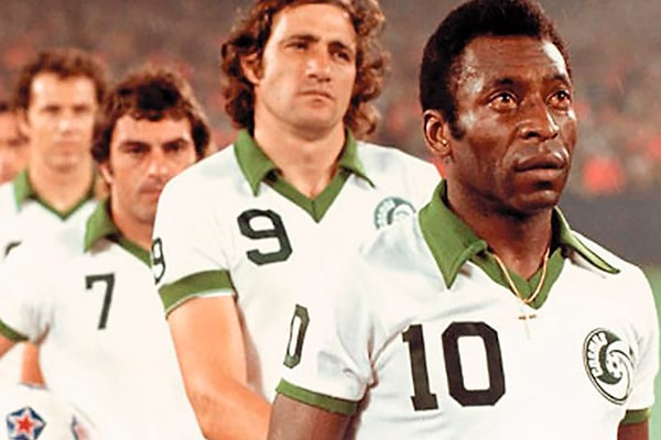 7. В какой футбольной команде США когда-то играли Пеле, Франц Беккенбауэр и Карлос Алберто?