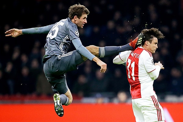 11. В каком виде спорта по мячу разрешается бить ногой?