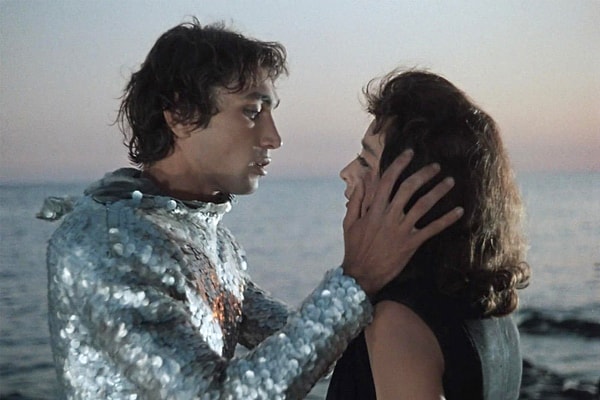 1. К примеру, сможете вспомнить название этой легендарной киноленты?