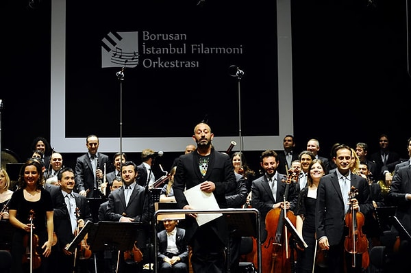 12. Borusan Filarmoni Orkestrası'nı yönettiği hatırlatılınca: “Beni bu tür yanılsamalardan hep koruyan bir şey olduğunu düşünürüm. Kulağıma, “oğlum o iş öyle olmaz” türünden fısıldayan bir şey. Bu hayatımı şöyle kurtardı; ilk olarak evrensel standartlarda yapmıyorsan yapmamak daha iyidir.”