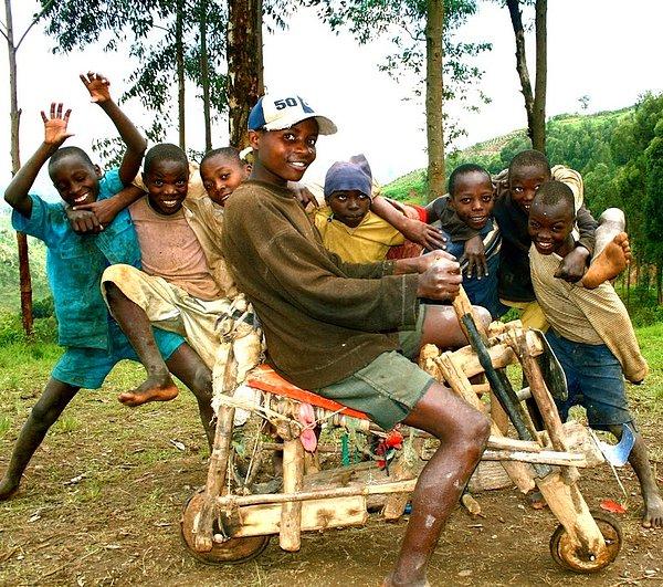 2. Ruanda'daki bir grup çocuk birleşti ve kendilerine paha biçilemez bir bisiklet yapmışlar.