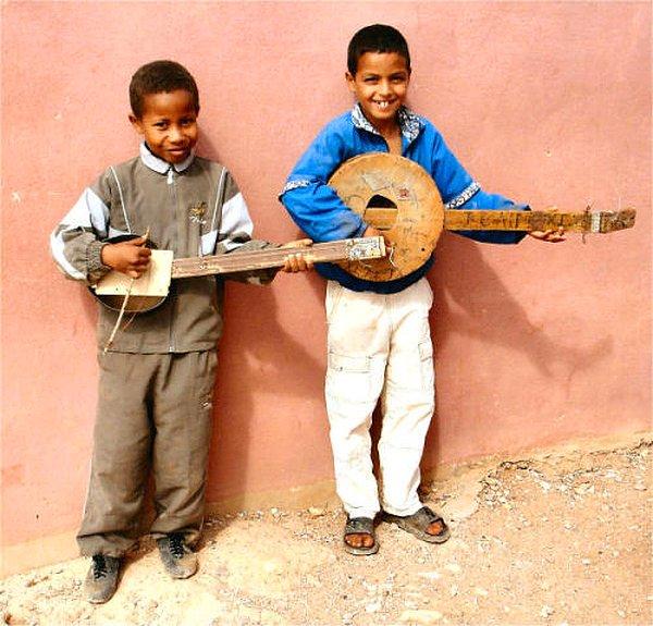 4. Afrika'da eğlenmek için gerçek müzik aletlerine ihtiyaçları olmadığını anlayan iki çocuk: