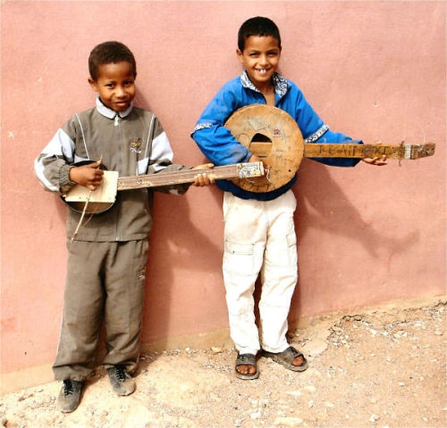 4. Afrika'da eğlenmek için gerçek müzik aletlerine ihtiyaçları olmadığını anlayan iki çocuk: