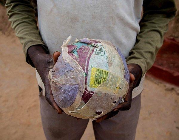 8. Zimbabwe'deki çocukların ortak eğlence kaynakları: Kağıttan yaptıkları toplar