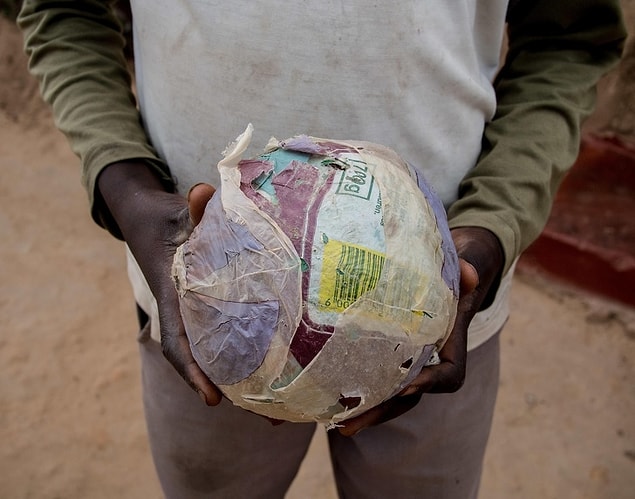 8. Zimbabwe'deki çocukların ortak eğlence kaynakları: Kağıttan yaptıkları toplar