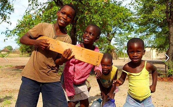 13. Afrika, Botsvana'da yaşan bu çocukların en büyük eğlenceleri, el yapımı gitarları...