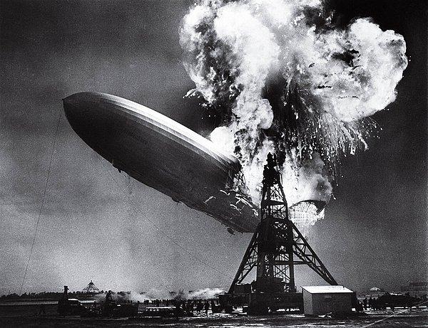 1937 - Dünyanın en büyük zeplini olan Hindenburg, havalandıktan kısa süre sonra alev aldı ve yanarak yere çakıldı.
