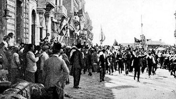1919 - İtilaf Devletleri temsilcileri, Paris'te, Yunanların İzmir'i işgali konusunda karar aldı.