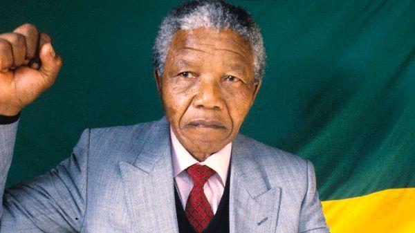 1994 - Güney Afrika Cumhuriyeti'nin ilk siyahi Devlet Başkanı Nelson Mandela göreve başladı.