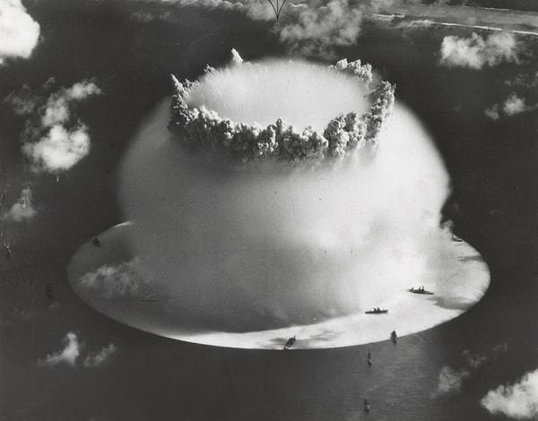 1951 - Yıkıcı gücü, Hiroşima ve Nagazaki'ye atılan bombaların 100 katı büyüklüğünde olan ilk hidrojen bombası denemesi, Büyük Okyanus'taki Eniwetok Atolü'nde yapıldı.