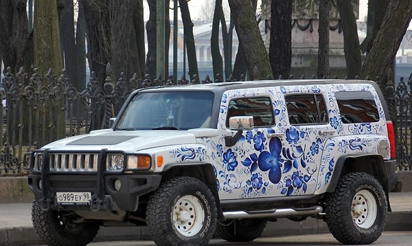 1. Этот внедорожник принадлежит известному певцу шансон.