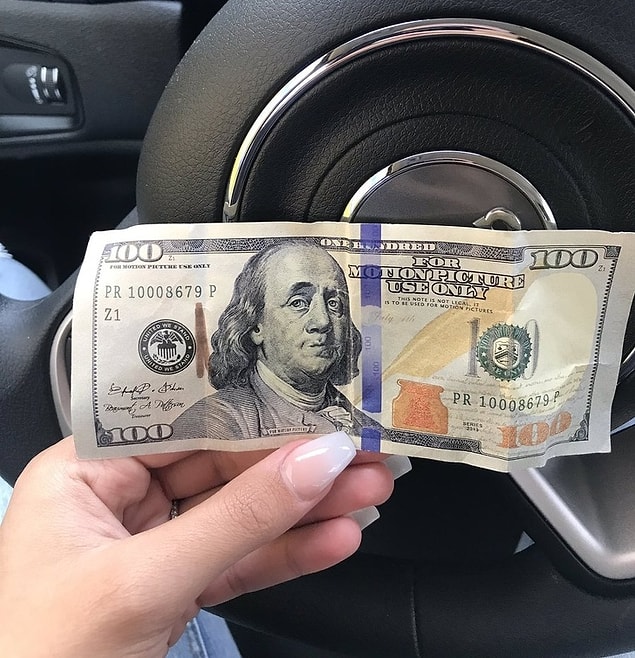 13. "Eşim bana 100 dolar verdi ve tırnaklarımı yaptırmaya gitmemi söyledi. Kırıldım ve utandım çünkü parayı kullanana kadar sahte olduğunu anlamadım."