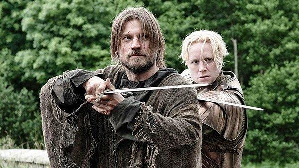 Lannistergillerden Jaime ile başlayan hırpani ilişkisinin zamanla karşılıklı bir çekime dönüştüğünü görüp "Ay n'olacak bunların durumu?" diye düşüne düşüne kaç bölüm geçti hatırlamıyoruz.