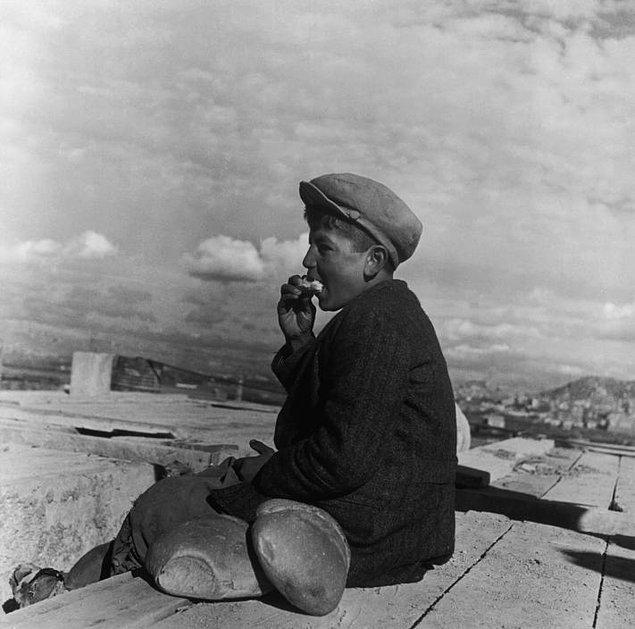 Ekmek yiyen bir çocuk, Ankara, 1946.