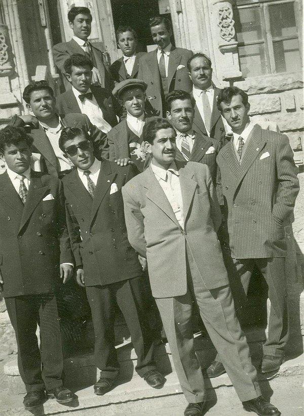 8. Kütüphane önünde poz veren bir grup, Aksaray, 1960.