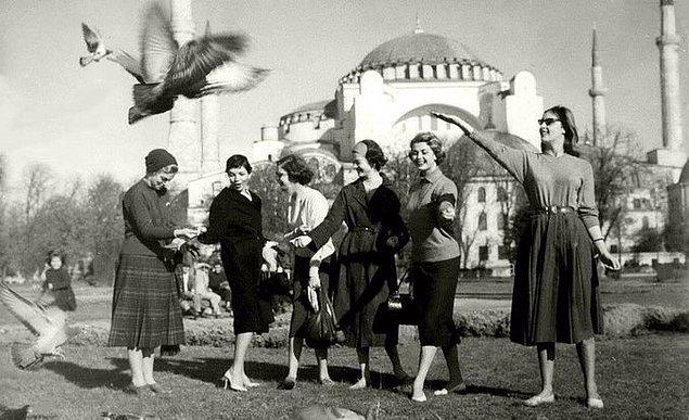 Güvercinlere yem veren kadınlar, İstanbul, 1950.