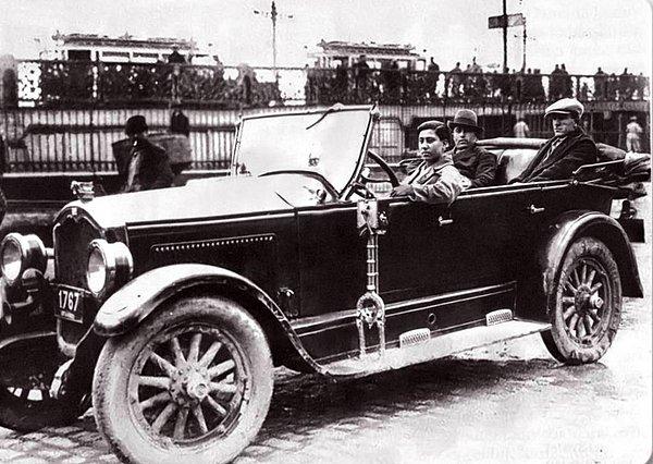 19. Türkiye’nin ilk kadın taksi şoförü Muammer Hanım, İstanbul, 1930.