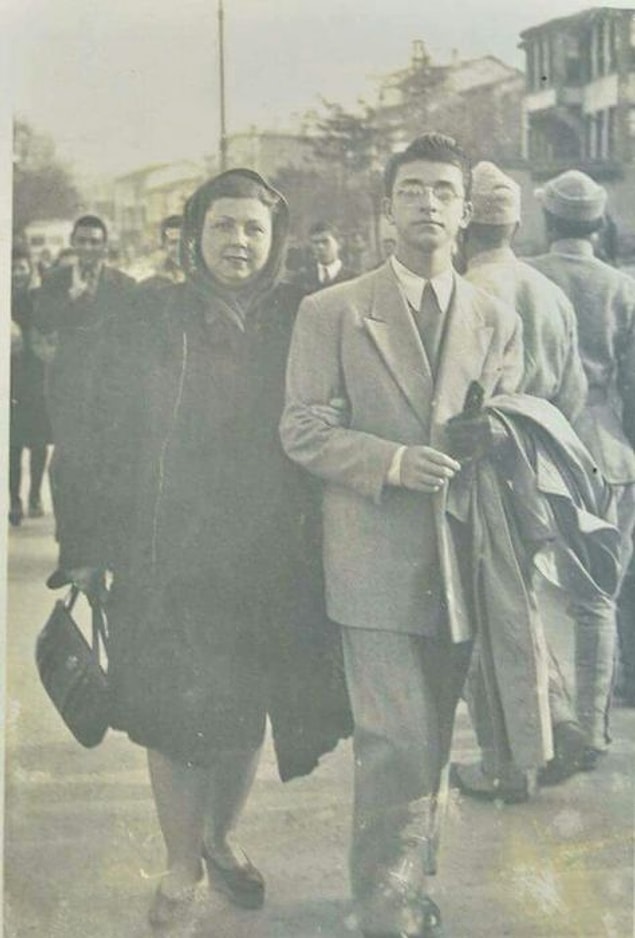 21. Sanat Güneşi Zeki Müren ve annesi Hayriye Hanım, İzmir, 1948.
