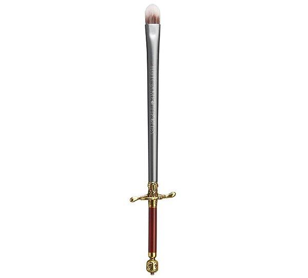 İstersen de Arya Stark’ın ince ama keskin kılıcı Needle’dan ilham alan bu çok fonksiyonlu far fırçası ile göz makyajını tamamla! 😊