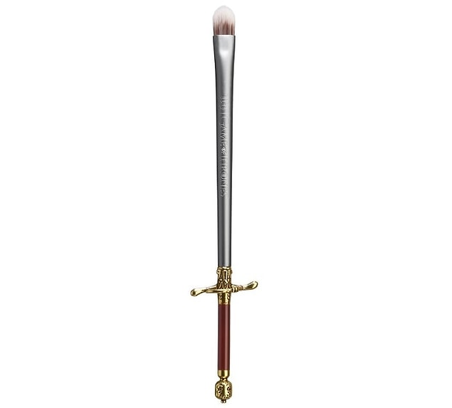 İstersen de Arya Stark’ın ince ama keskin kılıcı Needle’dan ilham alan bu çok fonksiyonlu far fırçası ile göz makyajını tamamla! 😊