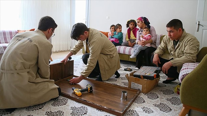 'Meslek Lisesi Öğrencileri Ailelerle Buluşuyor' Projesi Kapsamında Yaşlı, Kimsesiz ve Engellilerin Evlerini Tamir Eden Öğrenciler