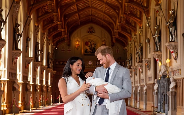Windsor Kalesi'nde gerçekleştirilen canlı yayınla tüm dünyaya gösterdiler bebeklerini...