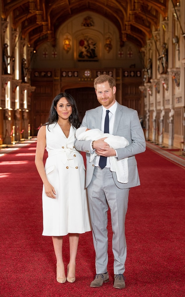 Bu arada eltisi Kate Middleton gibi hastane çıkışında değil, biraz toparlandıktan sonra göstermeyi tercih etti bebeğini Meghan.