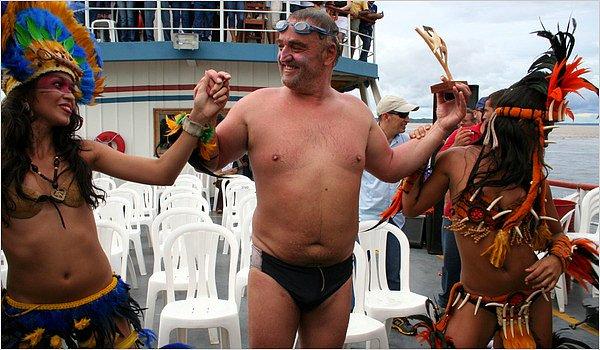 1. Martin Strel isimli bir adam bütün Amazon Nehri'ni 66 günde yüzerek geçip, rekor kırmıştır.