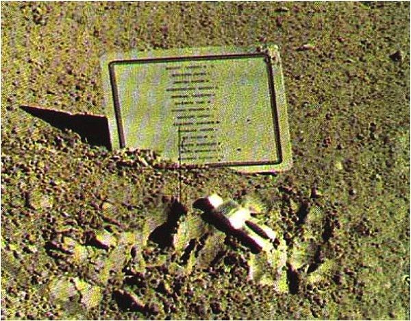 2. Ay'da Belçikalı sanatçı Paul Van Hoeydonck'un imzasını taşıyan "Düşmüş Astronot" isimli küçük bir heykel bulunmaktadır. 1971 yılında Apollo 15 ekibi tarafından yerleştirilen bu heykel, Ay'daki tek heykel olmasına rağmen yeterince bilinmez.