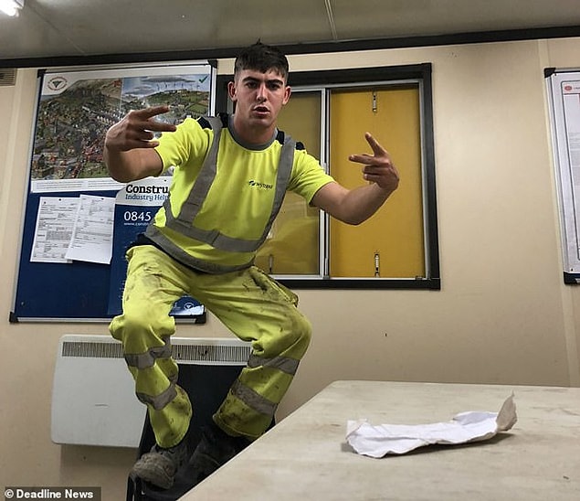 Hartlepool'dan @HenryyJames, kirli iş kıyafetleri ile ofisinden bir fotoğraf attı.