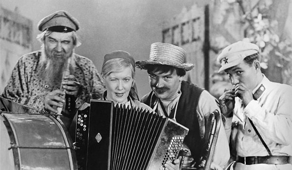 9. О какой профессии поет Кузьма Иванович в комедии «Волга, Волга»?