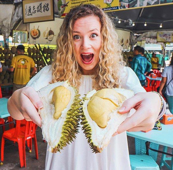 15. Durian, Asya'daki en sıra dışı meyvelerden biri. Bazıları kirli çorap gibi koktuğunu ve tadının da iyi olmadığını söylüyor.