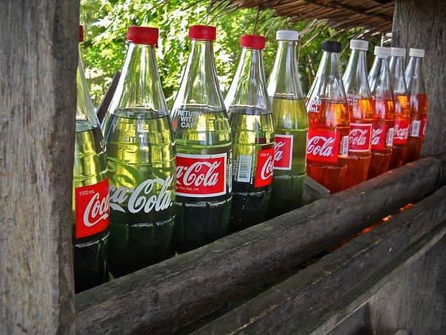 10. Endonezya ve Filipinler'de benzinle doldurulmuş kola şişeleri satan ve kadınlar tarafından işletilen küçük standlar bulabilirsiniz.