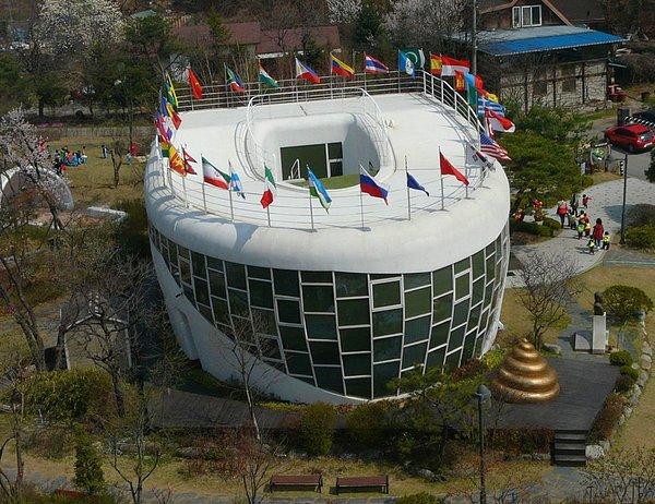 6. Güney Kore'de  bir tuvaletin insanlar için ne kadar önemli olduğunu ve aynı zamanda Dünya Tuvalet Derneği'nin kurucusu Sim Jae-duck'ın tuvalet felsefesini gösteren bir Tuvalet Müzesi var.