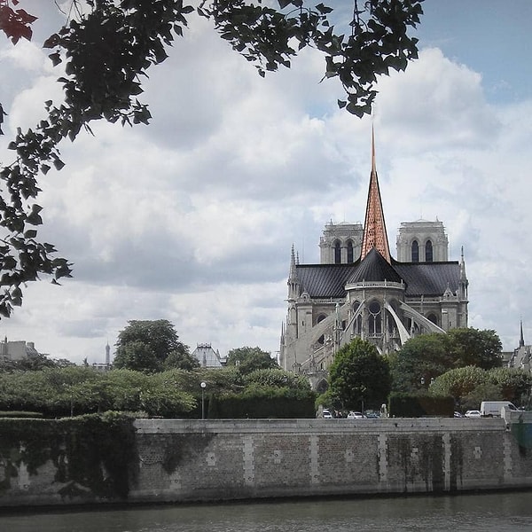 5. Проект студии StudioTJOA из Бруклина (США). Архитекторы решили создать шпиль золотого цвета, как напоминание о пожаре