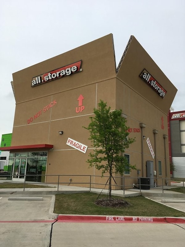 9. "Недалеко от моего дома здание в виде коробки"