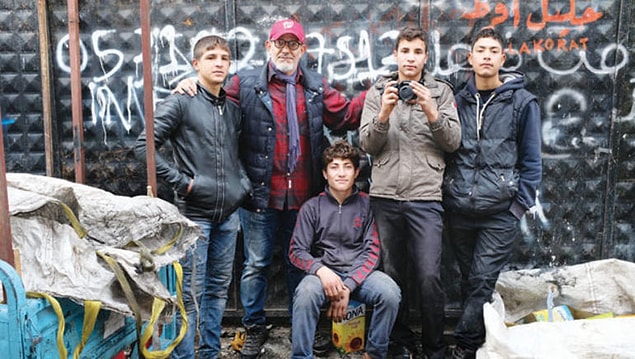 Yıllarca çeşitli bölgelerde foto muhabirliği yapmış olan Mustafa Gülek, 2017 yılında başladığı projeyle hayatları boyunca eline fotoğraf makinesi almayan ve geçimini kağıt toplayarak sağlayan gençlere fotoğraf eğitimi veriyor.