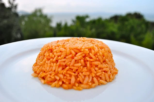 Yanına domatesli pilav.