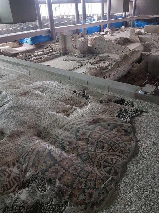 Türk arkeologlar ve restoratör mimarların yer aldığı ekibin yaptığı arkeolojik kazılarda, Helenistik dönemden başlayıp İslami döneme değin birbirini izleyen 13 uygarlığa ait eserlere ulaşıldı.