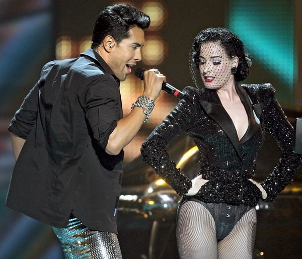 7. 2009 год: Королева бурлеска Дита фон Тиз выступала на подтанцовке с немецкими музыкантами Оскаром Лойа и Алексом Кристенсеном