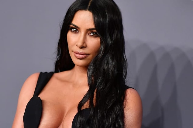 Kim Kardashian videoda aynı zamanda bugünü çok beklediğini söylüyor çünkü bu sıralar avukat olmak için çok çalıştığını dile getiriyor.