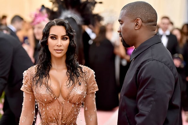 Galanın sonunda ise kendisine aşkla bakan eşi Kanye West ile poz verdi.