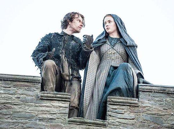 6. Sansa'nın Winterfell'den kaçabilmesi için kendini riske attı.