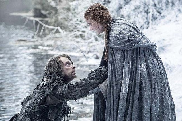 7. Sansa Castle Black'e kaçabilsin diye kendini feda etmeye hazır...