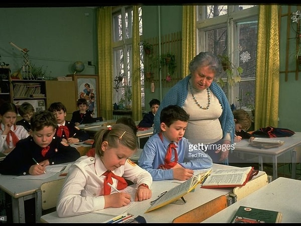 3. Фото из советской школы, 1989 год. Дети всё ещё учились по советской системе, но программа стала менее сфокусирована на идеологии.